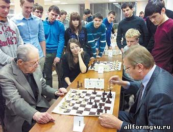 89-летний международный гроссмейстер Ю.Л. Авербах сыграл партию с ректором МГСУ В.И. Теличенко